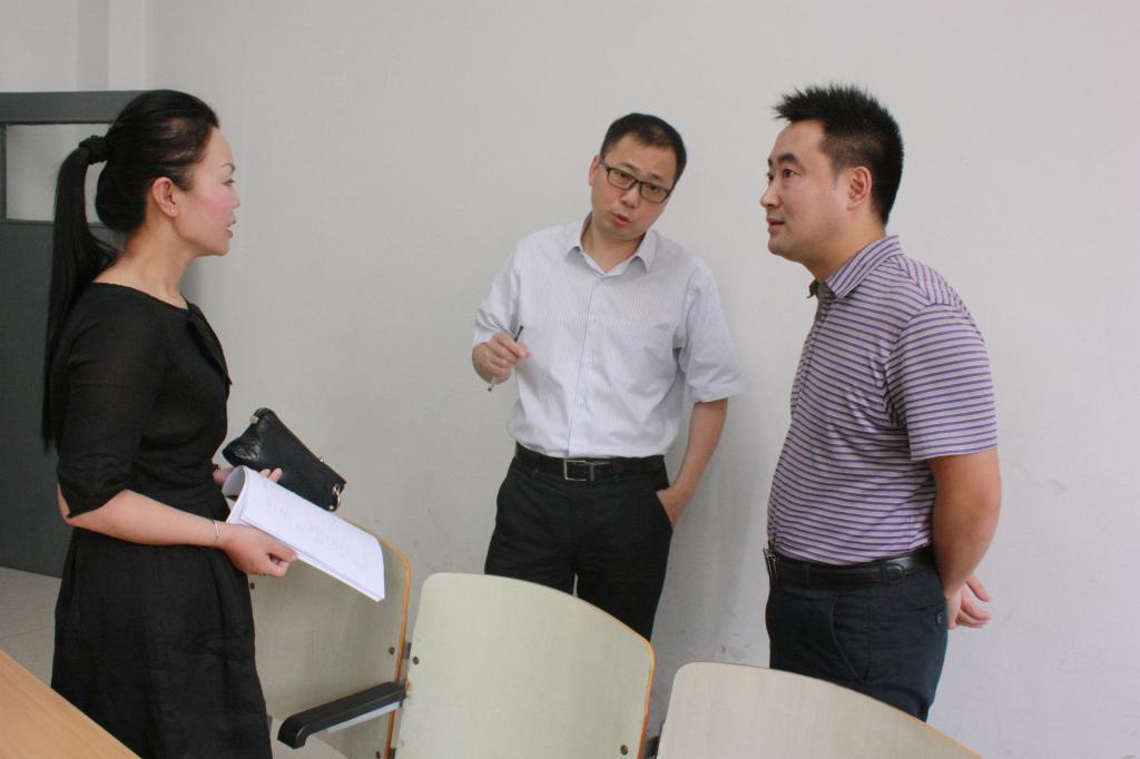 邓德敏书记、王燕副经理课后与袁俊老师交流